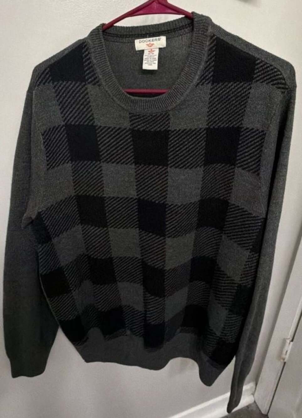 Dockers Men’s Medium Gray Black Plaid Checkered Knit Crewneck Sweater
